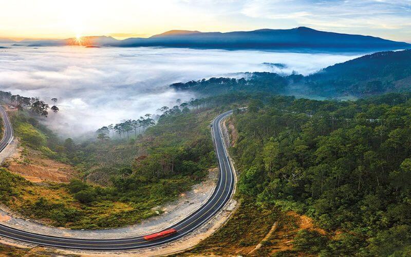 Cầm láu xuyên qua những cung đường đèo mờ sương