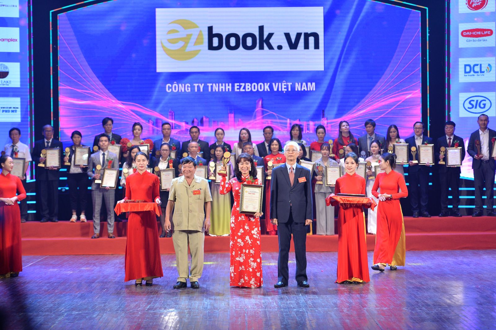 Bà Lê Thị Thu Trang - Tổng Giám Đốc Công ty TNHH Ezbook Việt Nam đại diện đón nhận danh hiệu “Top 20 Dịch vụ chất lượng Vàng"