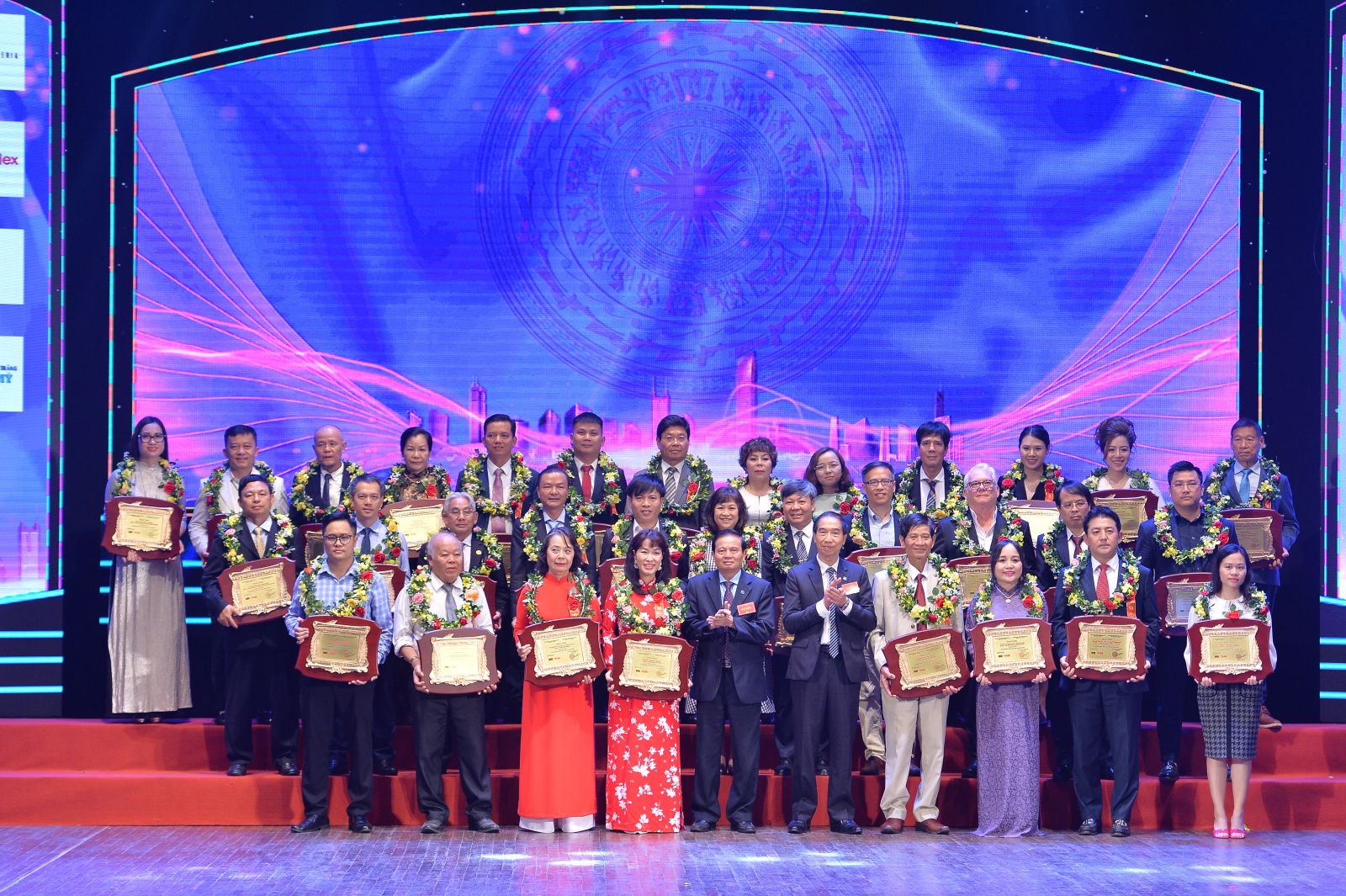 Bà Lê Thị Thu Trang cùng toàn thể Doanh nhân xuất sắc Việt Nam 2024 được trao giải thưởng tại chương trình