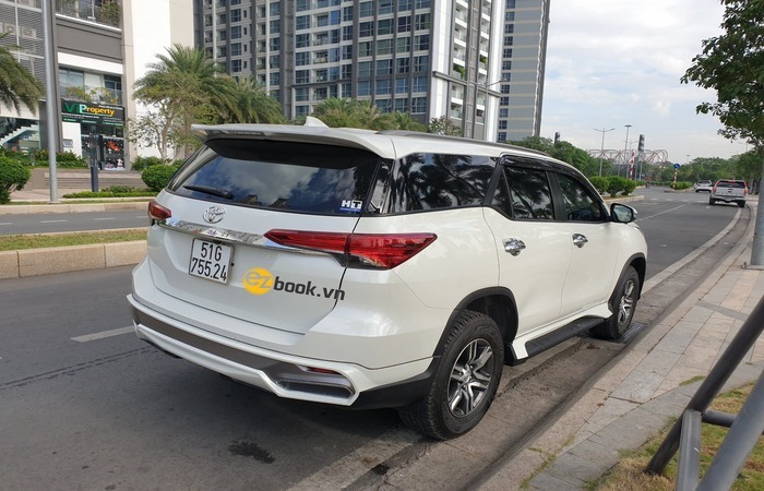 Dịch vụ cho thuê xe Kia Sedona trọn gói tại TPHCM của Ezbook
