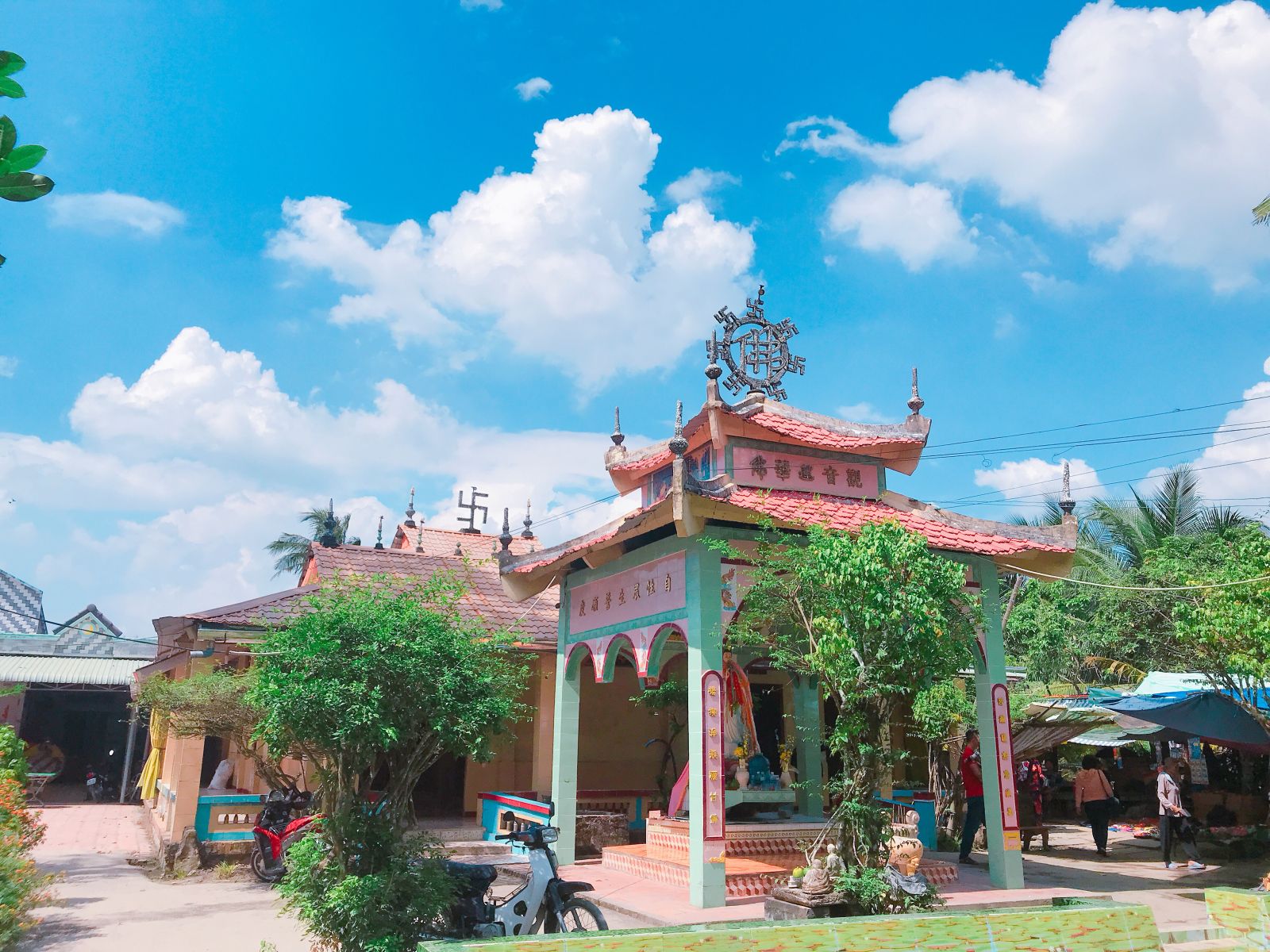 Nhiều du khách đến chùa Lá Sen để tham quan và lễ phật