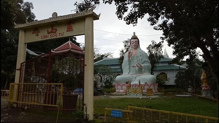 Tượng phật bà tại chùa Linh Sơn