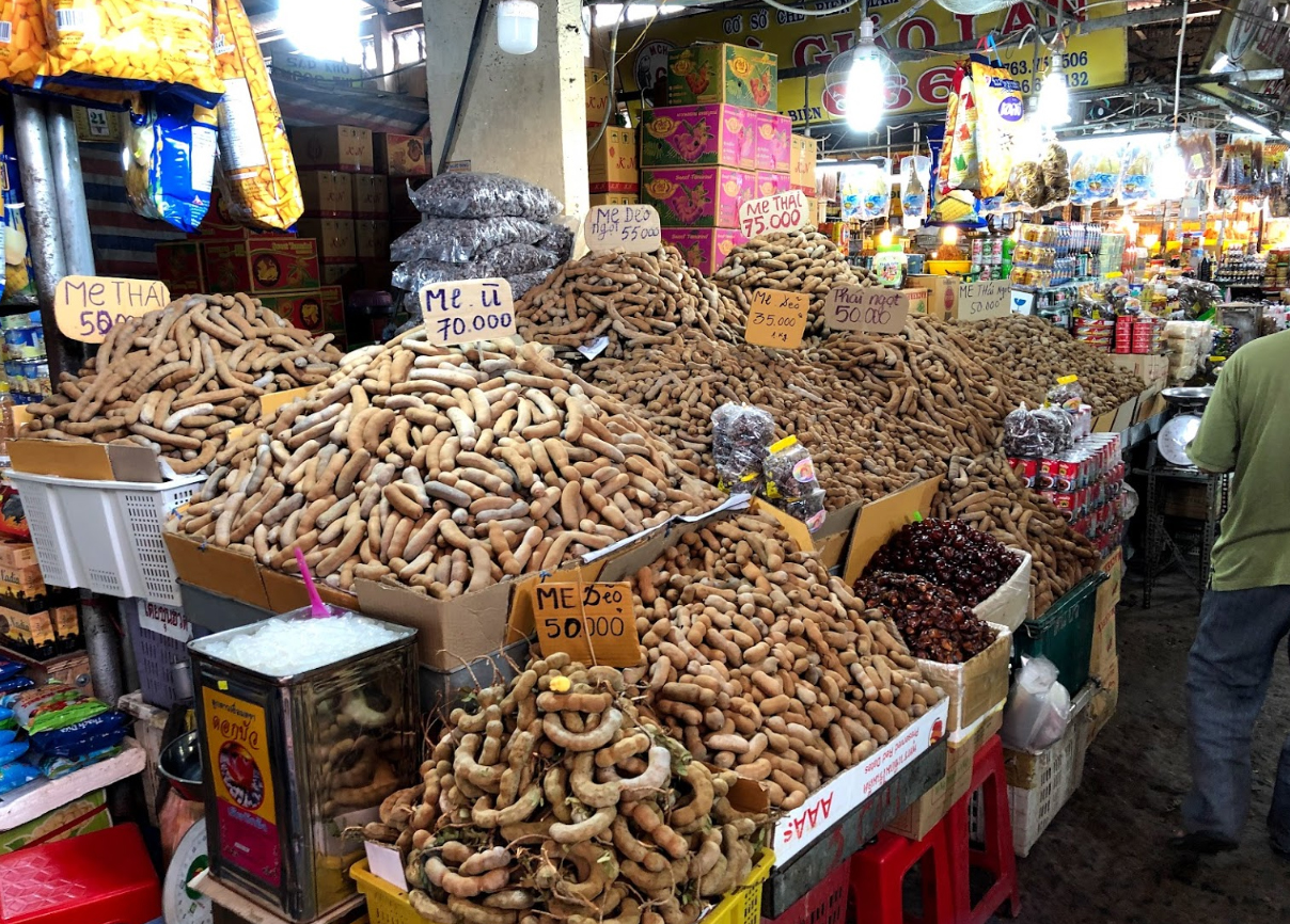 Chợ Tịnh Biên bày bán đa dạng các mặt hàng 