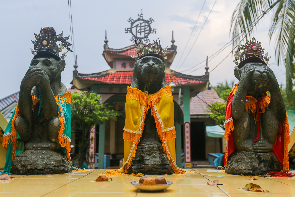 Tượng ba ông Khỉ tại chùa Lá Sen Đồng Tháp
