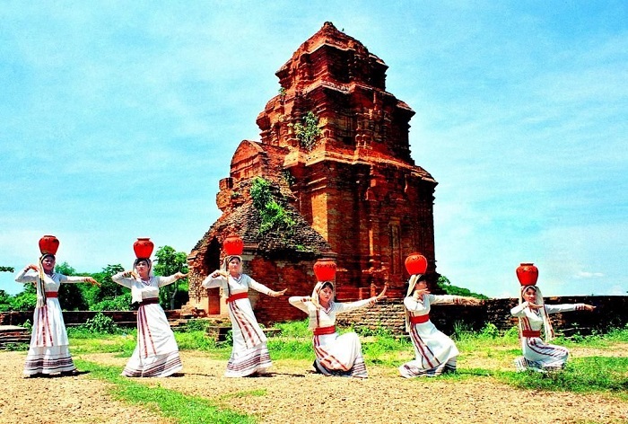 Nhiều lễ hội diễn ra hàng năm ở Tháp Chàm  Bình Thuận