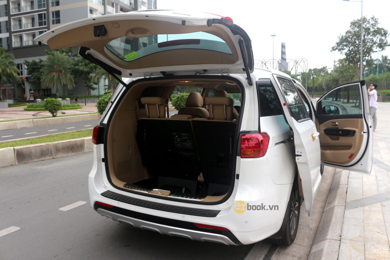 thuê xe kia sedona tphcm