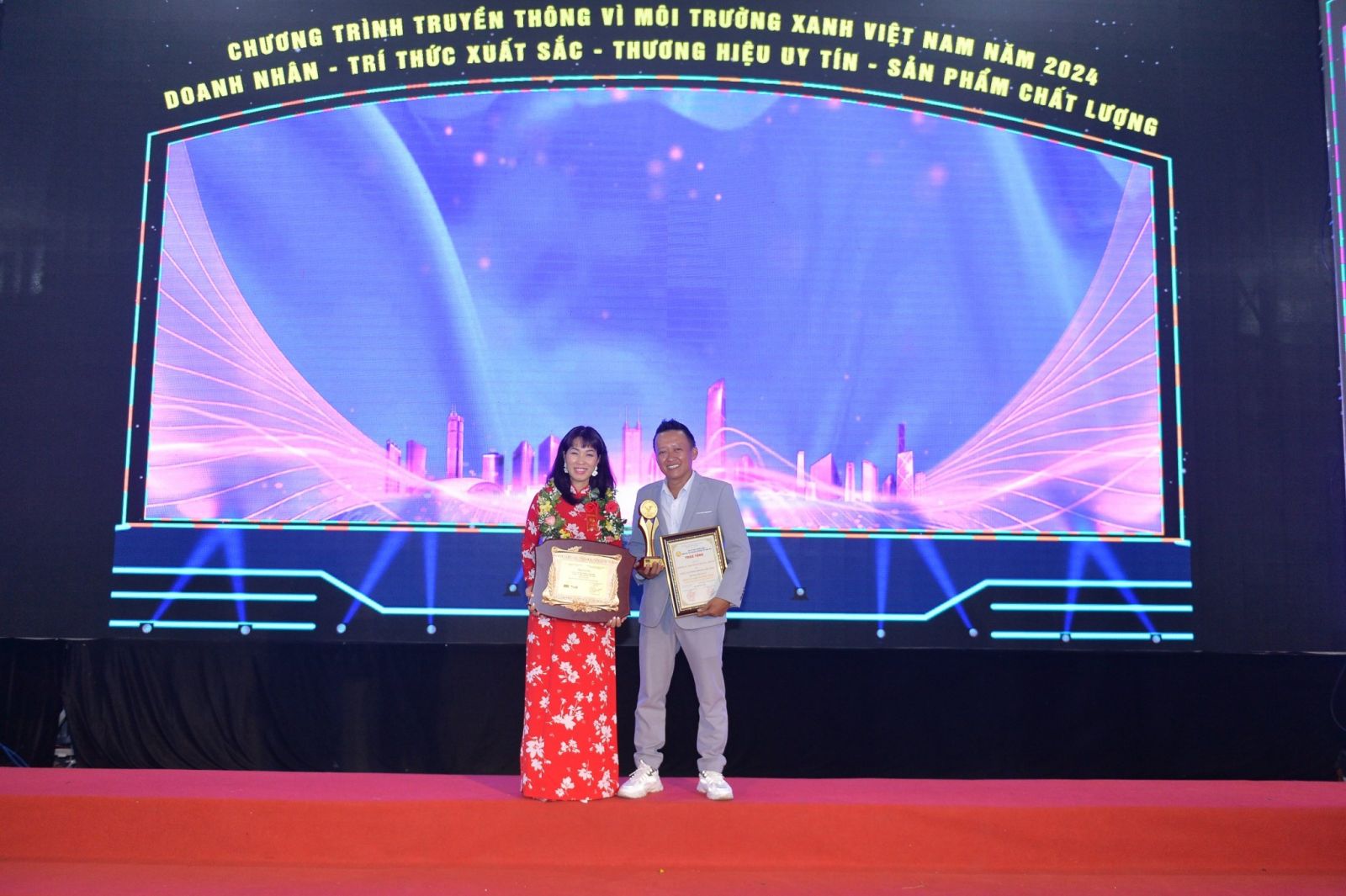 Bà Lê Thị Thu Trang - Tổng Giám Đốc cùng Giám Đốc Kinh Doanh Huỳnh Trung Tín tại buổi lễ trao giải